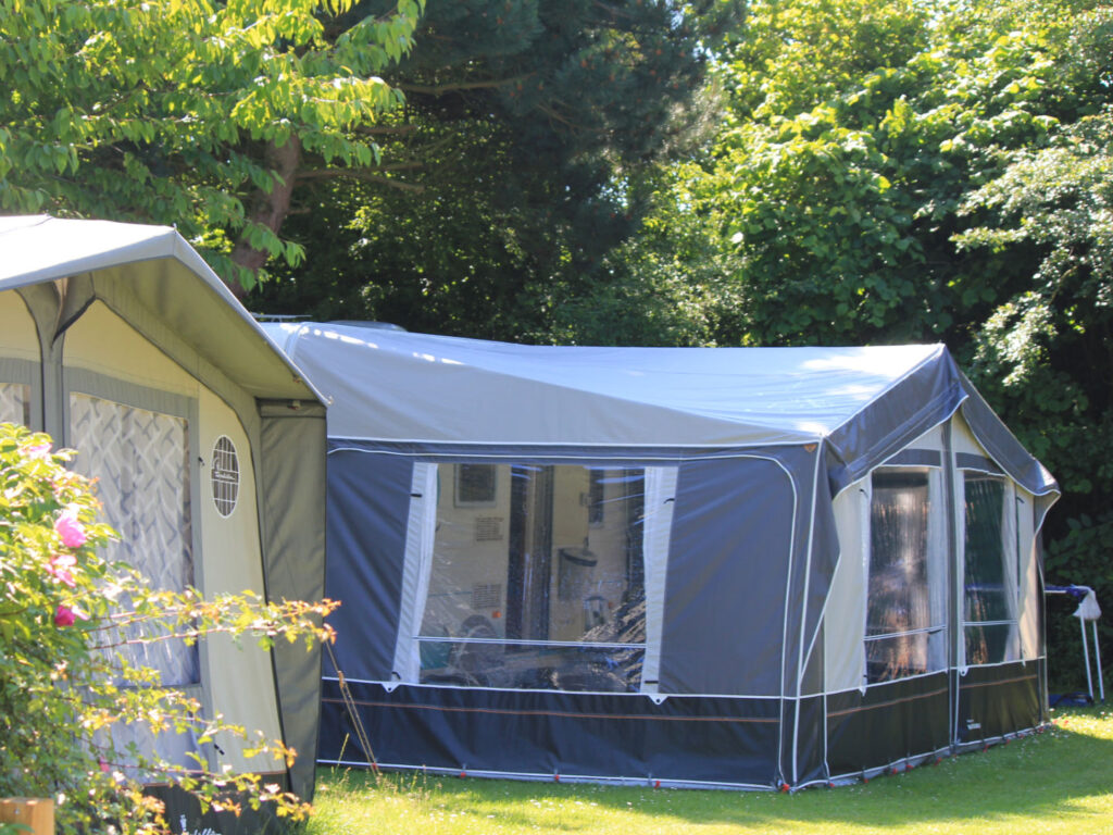 Feriebyens Camping i Rødvig | Camping tæt på strand, skov og klint | Naturskønne omgivelser og dyb ro